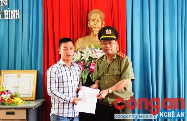 Anh Hồ Duy Khánh được Công an tỉnh biểu dương, khen thưởng vì thành tích bắt cướp