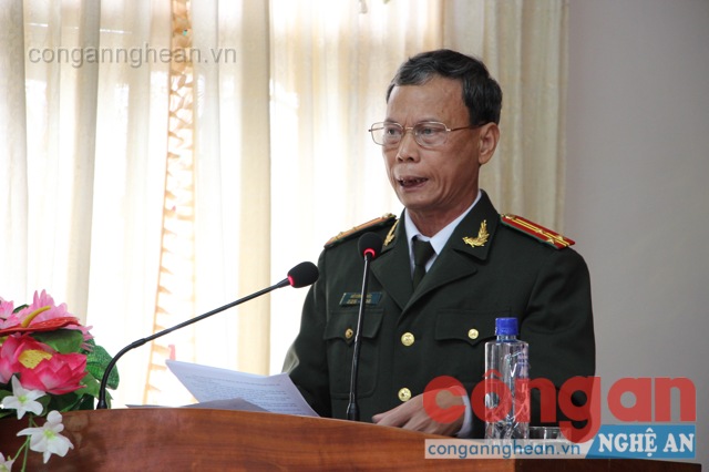   Đồng chí Thượng tá Hồ Công Chức - Phó Trưởng Công an huyện Yên Thành báo cáo tình hình công tác năm 2015 và triển khai nhiệm vụ năm 2016