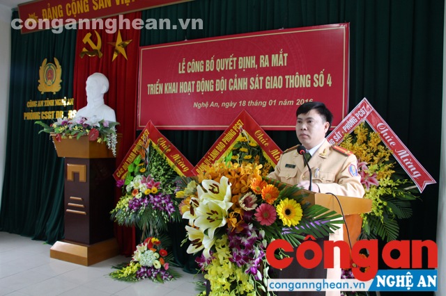 Đồng chí Trung tá Lê Thanh Nghị, Phó Trưởng phòng CSGT khai mạc buổi lễ.