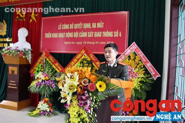 Đồng chí Thiếu tá Trần Ngọc Tuấn - Phó trưởng phòng tổ chức cán bộ thay mặt lãnh đạo Công an tỉnh đọc quyết định ra mắt Đội CSGT số 4