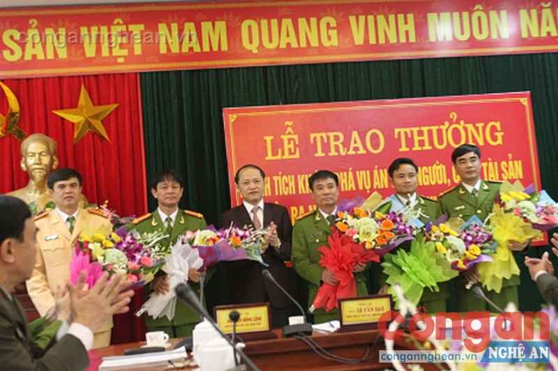 Lãnh đạo tỉnh Hà Tĩnh khen thưởng ban chuyên án