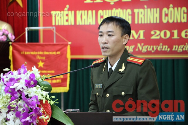 Đồng chí Thiếu tá Nguyễn Trọng Tuệ - Phó trưởng Công an huyện báo cáo tổng kết công tác năm 2015 và triển khai nhiệm vụ năm 2016