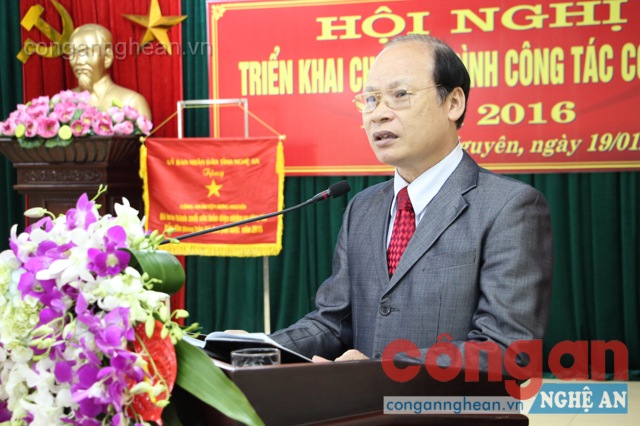 Đồng chí Hoàng Văn Phi - Bí thư Huyện ủy biểu dương những kết quả của Công an Hưng Nguyên trong năm 2015
