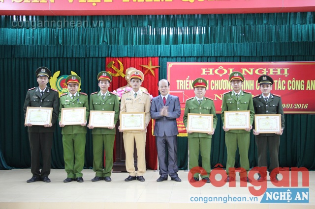 Đồng chí Hoàng Văn Phi - Bí thư Huyện ủy trao thưởng cho các tập thể, cá nhân