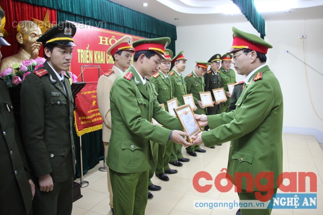 Đồng chí Đại tá Lê Văn Thái - Trưởng Công an huyện trao thưởng cho các tập thể, cá nhân đạt thành tích xuất sắc trong công tác Công an năm 2015