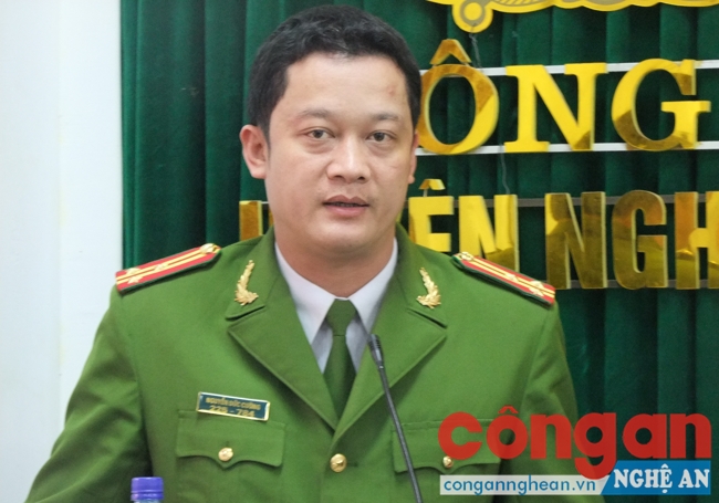Đồng chí Thượng tá Nguyễn Đức Cường trưởng Công an huyện Nghĩa Đàn khai mạc hội nghị.