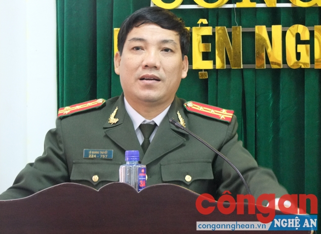 Đồng chí Đại tá Lê Khắc Thuyết - Phó giám đốc Công an tỉnh phát biểu và chỉ đạo hội nghị.