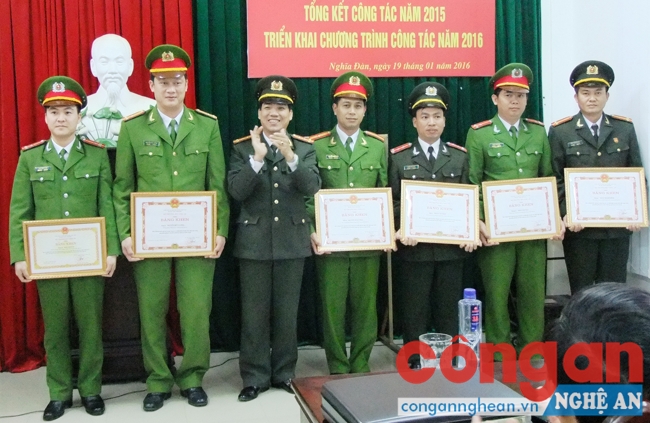 Đồng chí Đại tá Lê Khắc Thuyết - Phó giám đốc Công an tỉnh  trao thưởng cho các tập thể cá nhân.