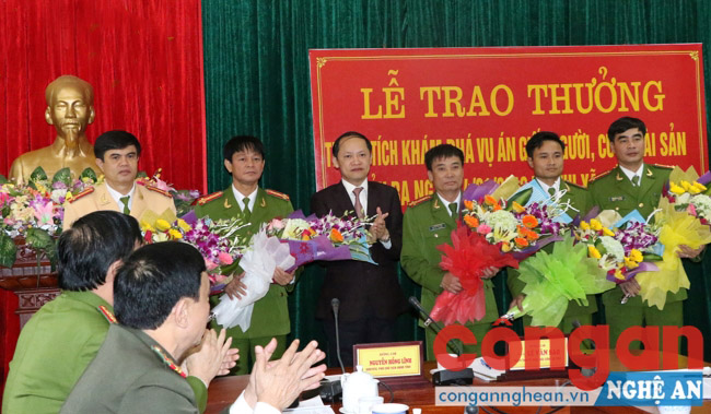 Đồng chí Nguyễn Hồng Lĩnh, Phó Chủ tịch UBND tỉnh Hà Tĩnh trao thưởng cho các lực lượng tham gia phá án