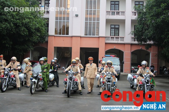 Đại tá Cao Minh Phượng Trưởng Phòng CSGT chỉ đạo các tổ công tác ra quân kiểm tra, xử lý xe tắc xi, xe buýt vi phạm TTATGT.