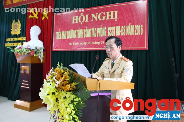 Thượng tá Nguyễn Duy Đông Phó Trưởng Phòng CSGT Đường bộ - Đường sắt triển khai công tác.