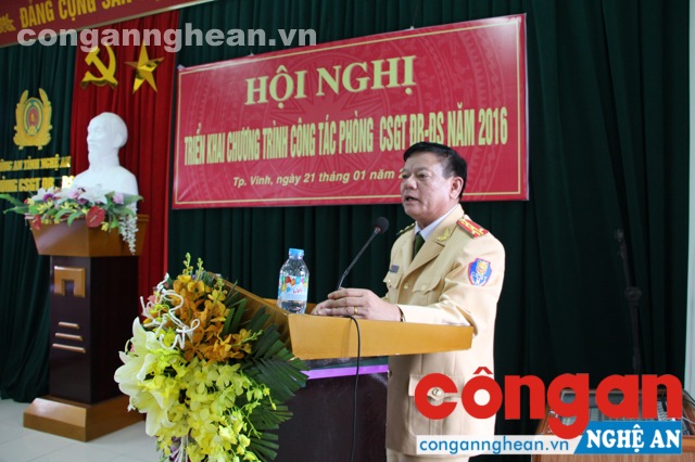 Đại tá Cao Minh Phượng Trưởng Phòng CSGT Đường bộ - Đường sắt thảo luận với các Đội để làm tốt hơn nữa công tác đảm bảo ATGT.