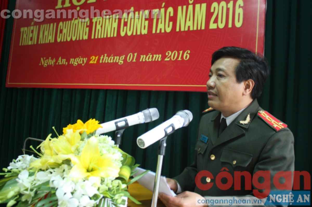 Đại tá Hồ Văn Tứ - Phó Giám đốc Công an Nghệ An phát biểu tại hội nghị