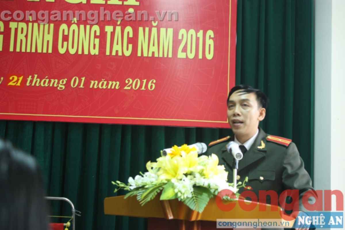 Thiếu tá Tạ Đình Tuấn - Trưởng phòng Công tác Chính trị Công an Nghệ An phát biểu tại hội nghị