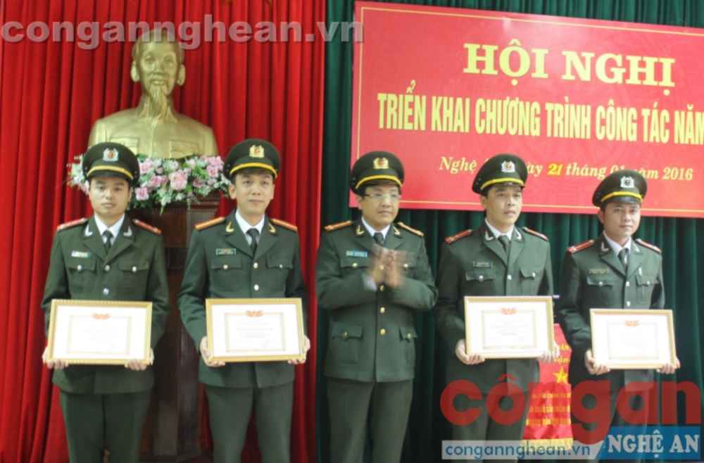 Đại tá Hồ Văn Tứ - Phó Giám đốc Công an Nghệ An trao chứng nhận cho các đồng chí đạt danh hiệu Chiến sĩ thi đua cơ sở năm 2015