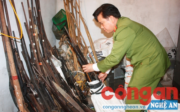Công an huyện Diễn Châu vận động nhân dân giao nộp nhiều VK, VLN, CCHT