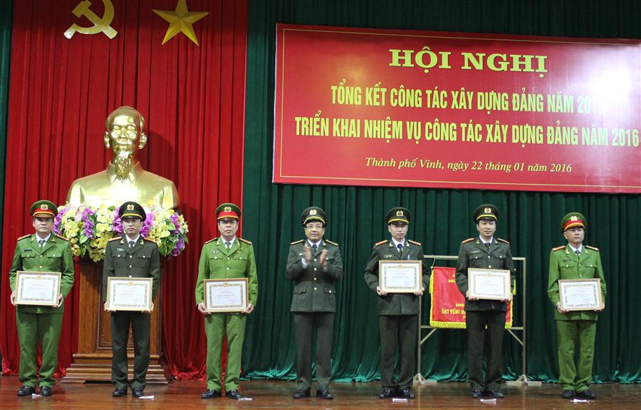  Đồng chí Đại tá Hồ Văn Tứ, Phó bí thư Đảng ủy, Phó giám đốc Công an tỉnh trao giấy khen cho các  cá nhân có thành tích xuất sắc