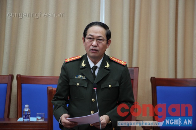 Đồng chí Đại tá Nguyễn Tiến Dần - Phó Giám đốc Công an tỉnh, trình bày dự thảo báo cáo công tác an ninh, an toàn hàng không năm 2015, triển khai nhiệm vụ năm 2016