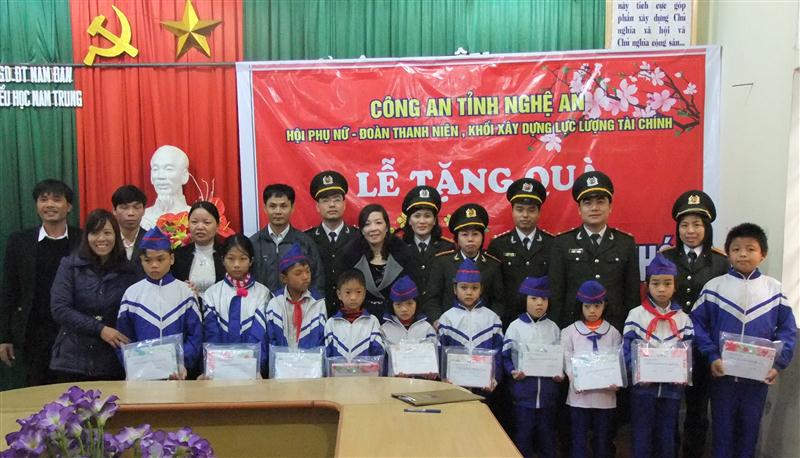 Tặng quà cho 10 cháu là học sinh nghèo vượt khó học giỏi tại Trường Tiểu học xã Nam Trung