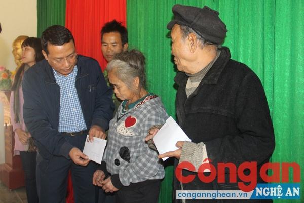 Ông Phạm Hồng Quang, Phó Giám đốc Sở GTVT tặng quà cho hộ nghèo ở xã Keng Đu