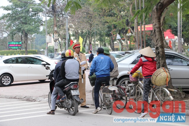 Người đi xe đạp cũng được CSGT dừng xe, tuyên truyền, hướng dẫn đi đúng tuyến