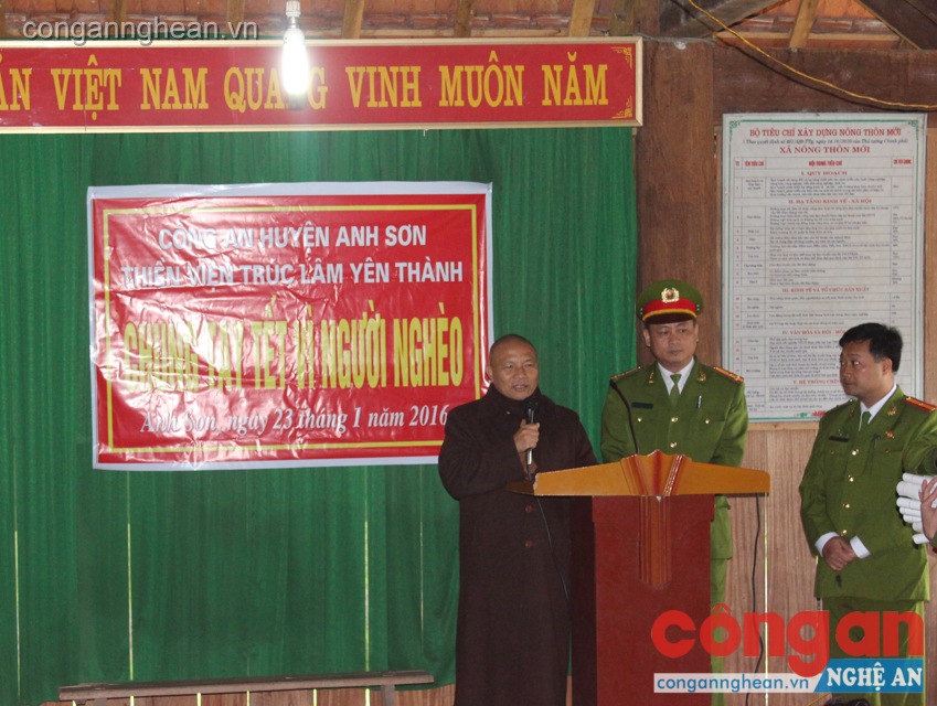 Đại đức Thích Thông Kiên và Thượng tá Nguyễn Hồng Tuyến phát biểu trước người dân xã Phúc Sơn