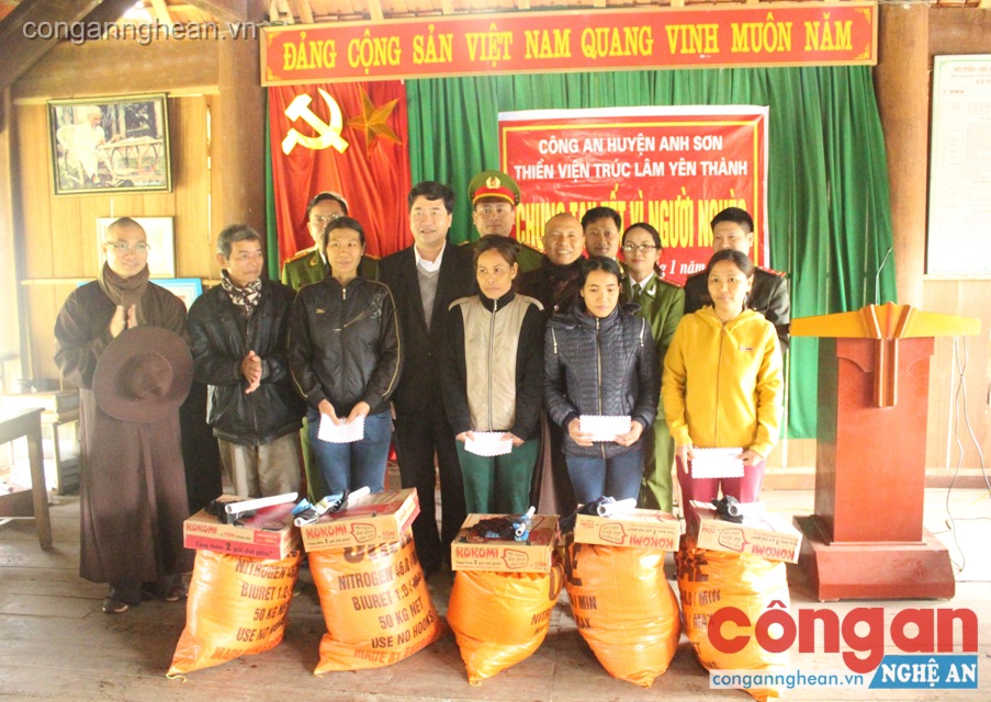 Đồng chí Nguyễn Hữu Sáng- Chủ tịch UBND huyện trao quà cho các hộ dân