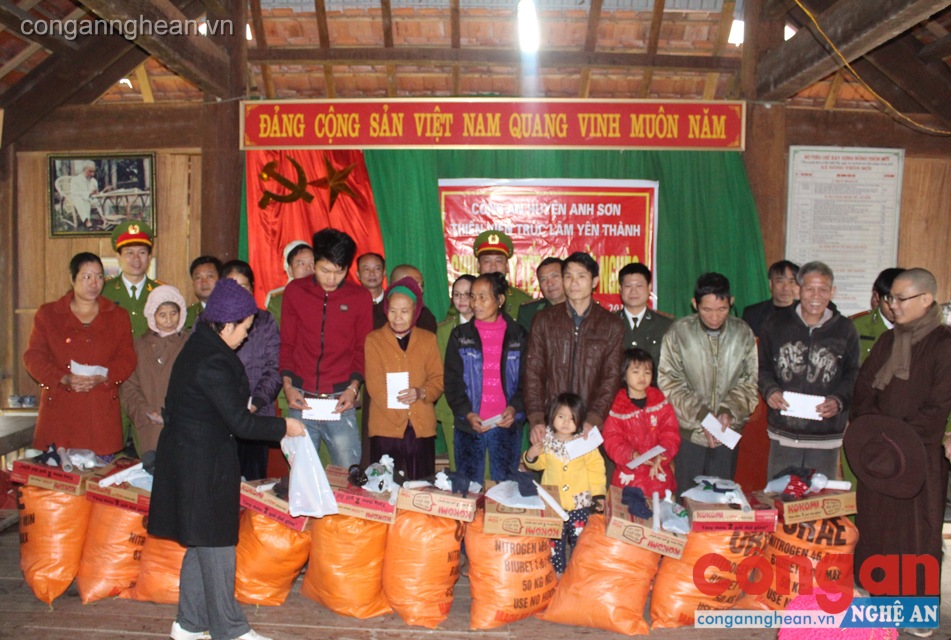 Đại diện Thiền Viện Trúc Lâm Yên Thanh trao quà đến các hộ nghèo Phúc Sơn