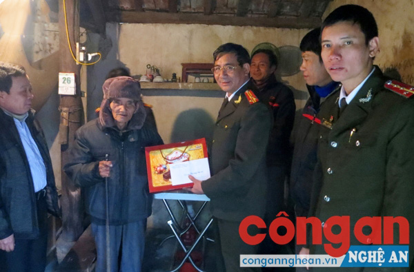 Đồng chí Thượng tá Nguyễn Cảnh Loan trao quà cho các hộ nghèo trên địa bàn xã Bắc Thành.
