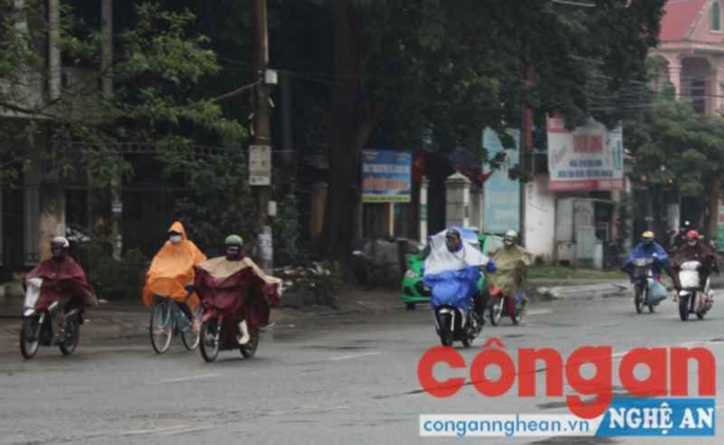 Trời mưa rét cản trở sinh hoạt của người dân thành phố Vinh, Nghệ An