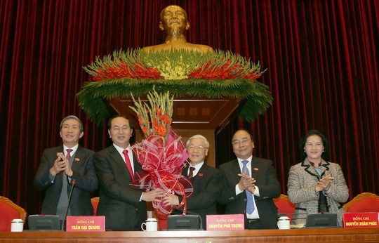 Các đại biểu Hội nghị lần thứ nhất Ban Chấp hành Trung ương Đảng khoá XII chúc mừng đồng chí Nguyễn Phú Trọng được tín nhiệm bầu làm Tổng Bí thư.