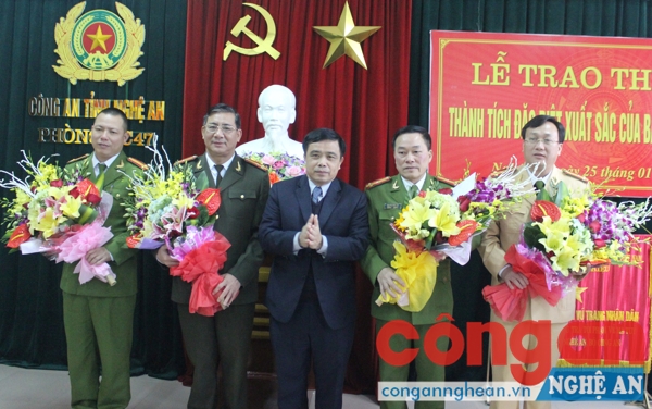 Đồng chí Huỳnh Thanh Điền, Phó Chủ tịch UBND tỉnh trao thưởng cho Ban Chuyên án