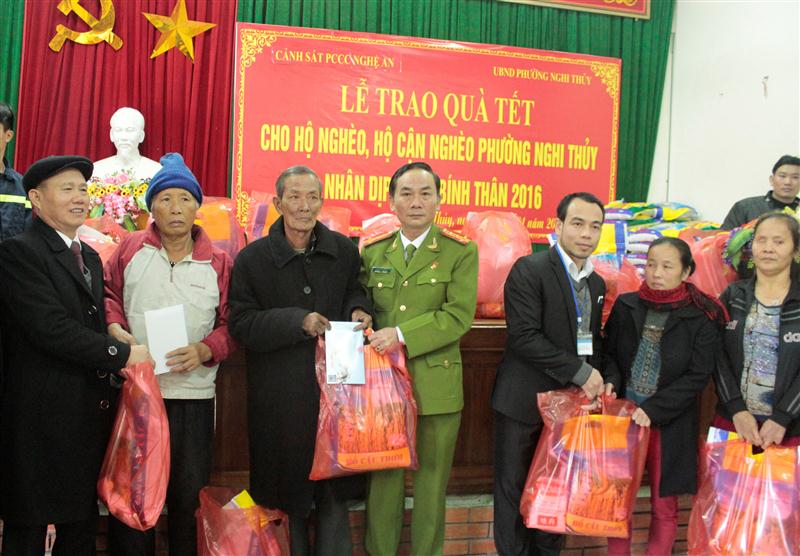 Đồng chí Đại tá Lê Xuân Hoài, Phó Giám đốc PC&CC trao quà cho các gia đình có hoàn cảnh khó khăn