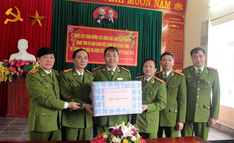 Đồng chí Đại tá Lê Xuân Hoài, Phó giám đốc Cảnh sát PC&CC chúc và tặng quà cho tập thể cán bộ chiến sĩ Phòng Cảnh sát PC&CC số 2