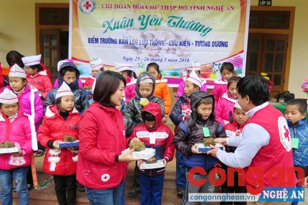 Hội Chữ thập đỏ tỉnh trao quà cho học sinh nghèo xã Lưu Kiền, huyện Tương Dương