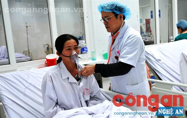 Bệnh nhân nhiễm độc khí CO do đốt than sưởi ấm điều trị tại bệnh viện