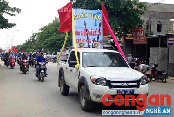 Các lực lượng chức năng cùng người dân diễu hành tuyên truyền về phòng, chống ma túy tại huyện Con Cuông
