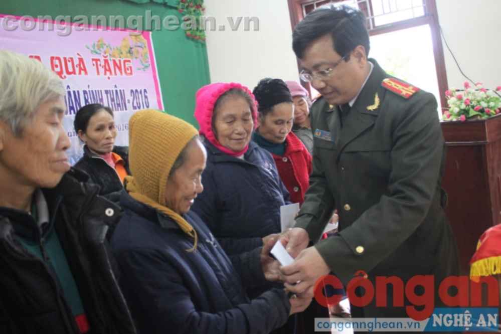 Đồng chí Đại tá Hồ Văn Tứ, Phó Bí thư Đảng ủy, Phó Giám đốc Công an Nghệ An trao quà Tết cho bà con nghèo