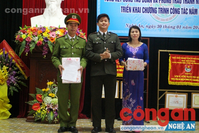 Đồng chí Trung úy Nguyễn Đình Khánh – Phó bí thư Đoàn thanh niên Công an tỉnh trao Quyết định Trưởng thành Đoàn cho 2 đồng chí
