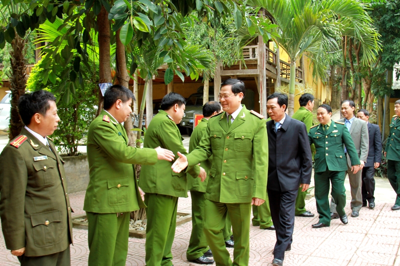 Đoàn Công tác do đồng chí Đại tá NGuyễn Hữu Cầu, Ủy viên BTV Tỉnh ủy, Giám đốc Công an tỉnh thăm, tặng quà tại Công an huyện Kỳ Sơn.