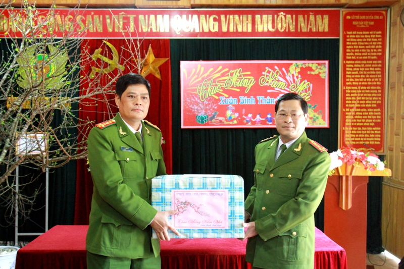 Tặng quà của Tỉnh ủy, HĐND-UBND, UB MTTQVN tỉnh Nghệ An cho Công an huyện Kỳ Sơn.