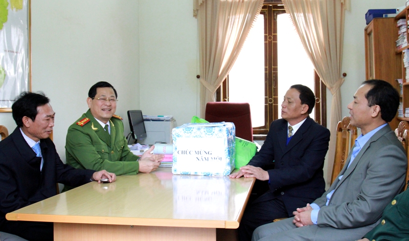 Thăm và tặng quà tại Huyện ủy, UBND huyện Kỳ Sơn.