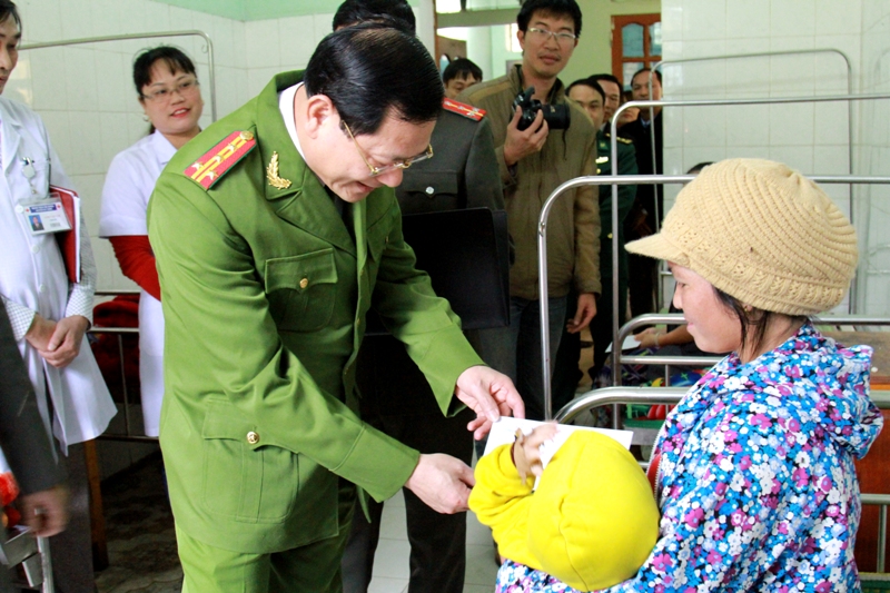 Tại Bệnh viện Đa khoa huyện Kỳ Sơn, Đồng chí Đại tá Nguyễn Hữu Cầu cũng đã trao 10 suất quà của Công an tỉnh cho các bệnh nhân có hoàn cảnh khó khăn đang điều trị tại đây.