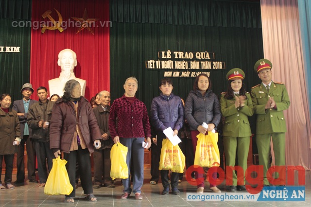  Phòng Cảnh sát Thi hành án hình sự và hỗ trợ tư pháp tặng quà cho các gia đình có hoàn cảnh khó khăn ở xã Nghi Kim 