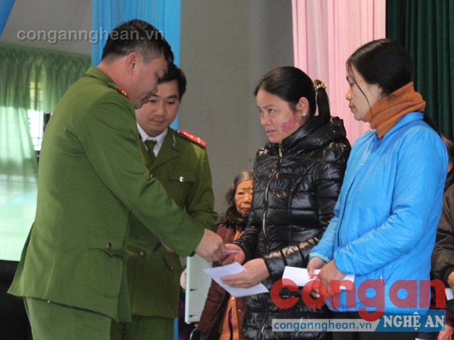 Trại Tạm giam Công an tỉnh tặng quà cho gia đình có hoàn cảnh khó khăn ở xã Nghi Kim