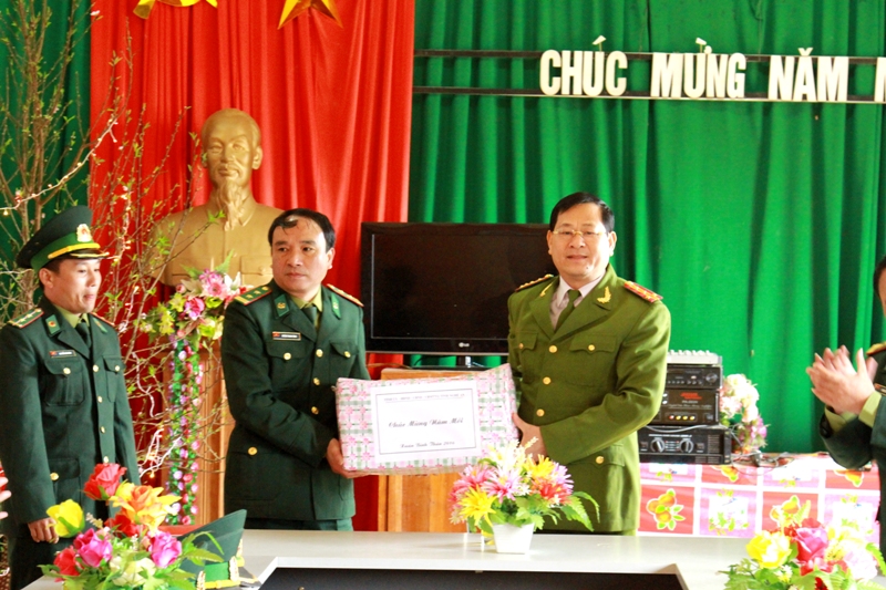 Trao tặng quà của Tỉnh ủy, HĐND, UBND, UB MTTQ Việt Nam tỉnh Nghệ An cho Đồn biên phòng Keng Đu.