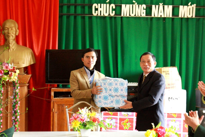 Chủ tịch UBND huyện Kỳ Sơn Bùi Trầm tặng quà cho cán bộ và nhân dân xã Keng Đu.