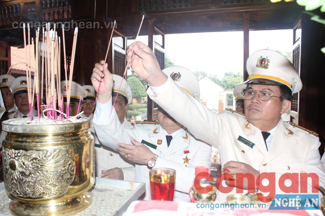 Đại diện 1 số phòng lên thắp hương tại nhà tưởng niệm cố Bộ trưởng Trần Quốc Hoàn