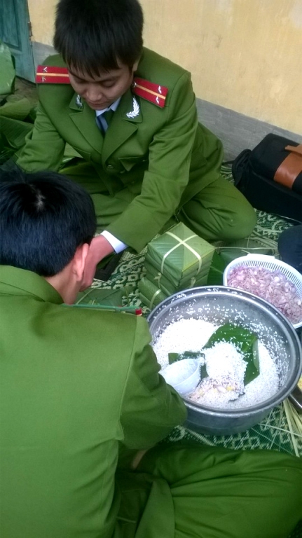 Những đoàn viên thanh niên của Đoàn cơ sở Trại giam số 3 rất khéo tay trong việc gói bánh.