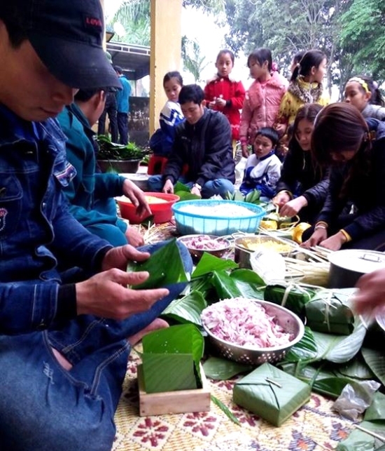 Bánh được gói với đầy đủ hương vị cổ truyền của dân tộc, gồm nếp, thịt mỡ, dưa hành.